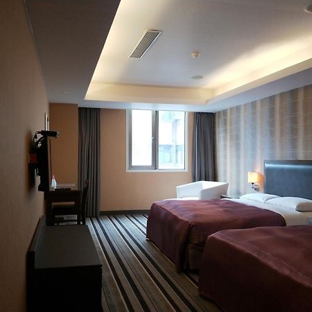 Metropolis Hotel Taoyuan Exterior foto